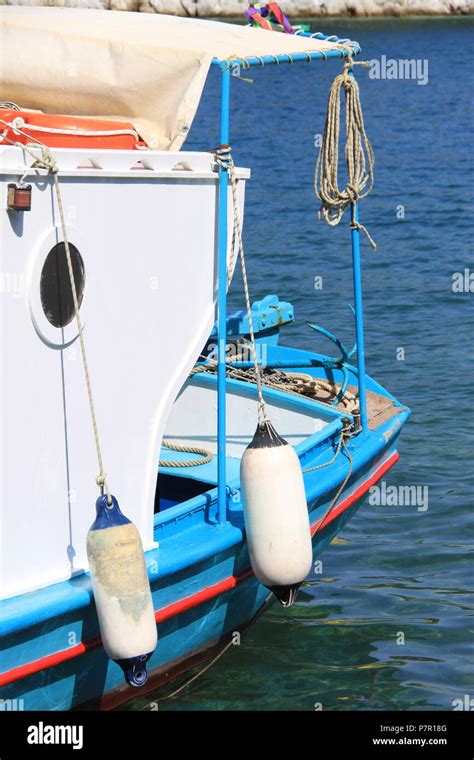 Los Barcos Pesqueros Amarrados En El Puerto Antiguo De La Ciudad De