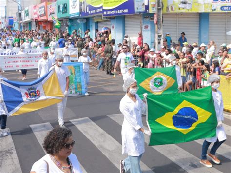 Tradicional Desfile C Vico De De Setembro Re Ne A Popula O