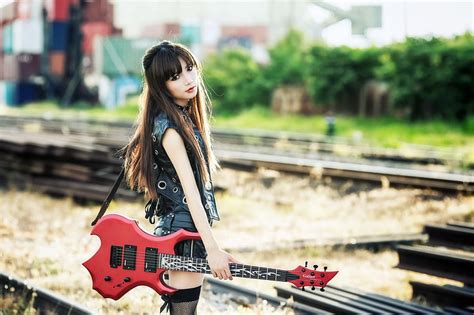 Asia Brunette Kedalaman Bidang Gadis Gitar Rambut Berat Panjang