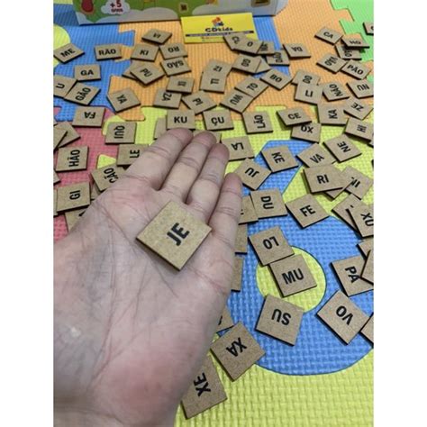 Brincando as Sílabas 130 peças em MDF Brinquedo Educativo e