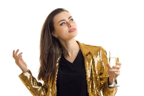 Aantrekkelijk Jong Brunette In Een Gouden Jasje En Met Een In Hand Glas Stock Foto Image Of