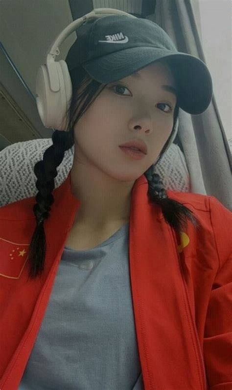 Hot girl điền kinh Trung Quốc gây sốt vì hình xăm trên cánh tay