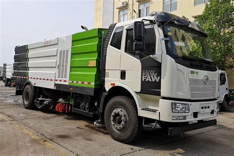 180HP 4 2 Sinotruk Dongfeng Road Sweeper Vacuum Dust Suction 12m3