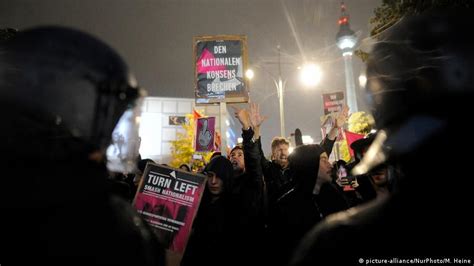 Anti-AfD protests break out across Germany after election – DW – 09/24/2017