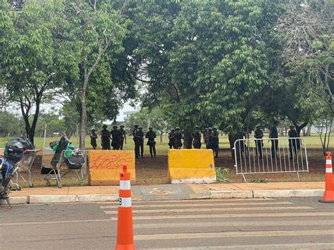 Barracas De Vendas Em Protesto No Qg Do Ex Rcito S O Retiradas