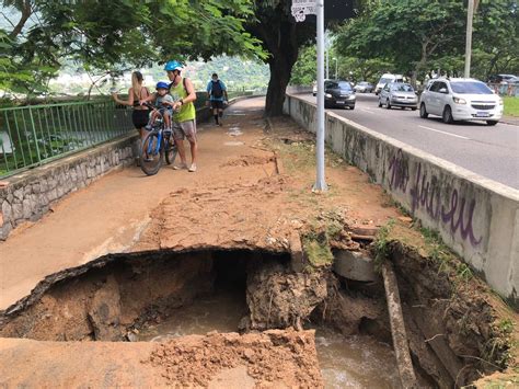 Tubulação se rompe e forma cratera na ciclovia da Lagoa Rodrigo de