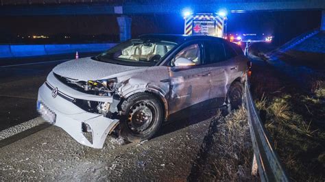 Fahrer Verliert Durch Gl Tte Kontrolle Ber Auto