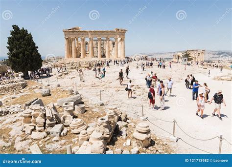 Atenas Grecia Mayo De Turistas Que Visitan Las Ruinas Del