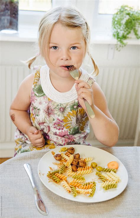 «Young Girl At The Dinner Table» del colaborador de Stocksy «Andreas ...