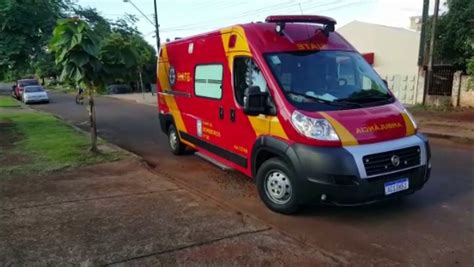 Mulher é socorrida pelo Siate após sofrer queda em imóvel no Bairro