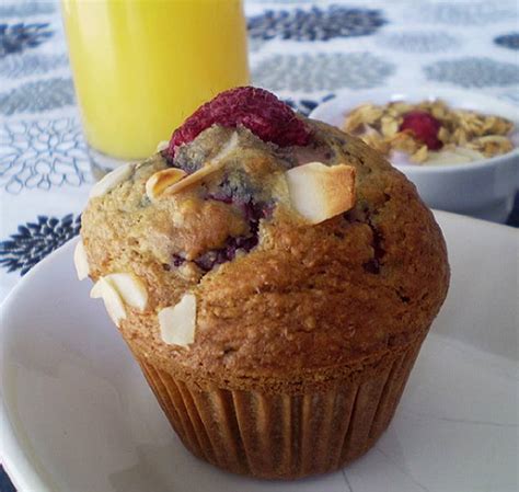 Muffins Framboises Et Amandes Recettes Du Qu Bec