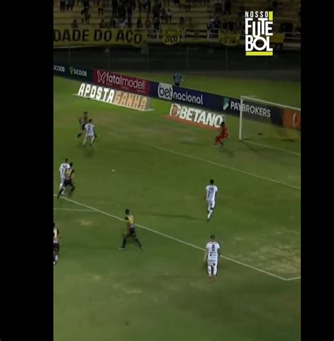 V Deo Goleiro Faz Sequ Ncia Incr Vel De Defesas Ap S Lamban A Do Lateral