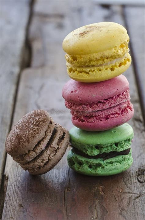 Macarrones Franceses Coloridos En Una Tabla De Madera Oscura Imagen De