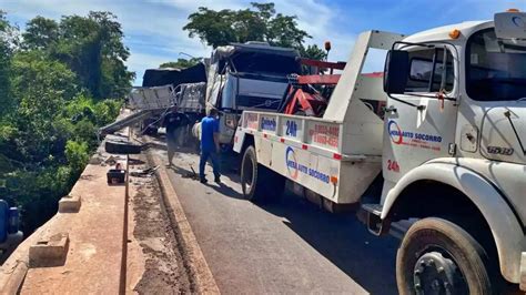 Motorista Perde Controle Da Dire O E Semirreboque De Carreta Cai Em