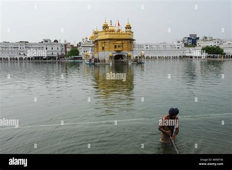 Sikh Man Bathing Hi Res Stock Photography And Images Alamy