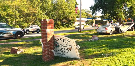 Car Crashes Into Sign For Wiscasset Municipal Building The Lincoln