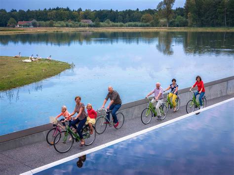 Ścieżka rowerowa przez środek jeziora Bryła