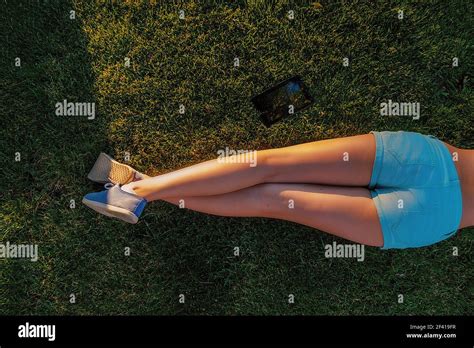 Vista Posteriore Delle Gambe Nude Della Ragazza Sdraiata Sull Erba In