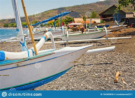 Barcos Balineses Tradicionales En La Playa De Arena Negra En El Pueblo