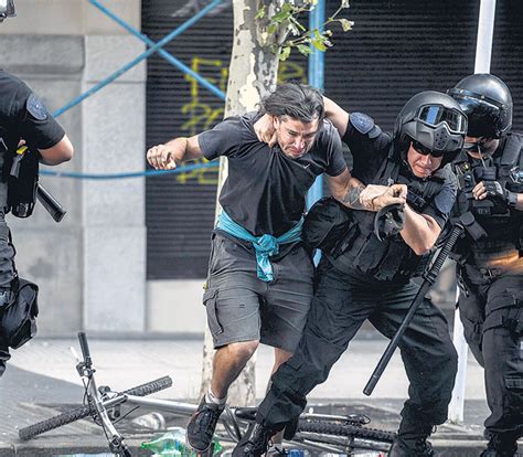 Policía Arrestando A Alguien En La Noche