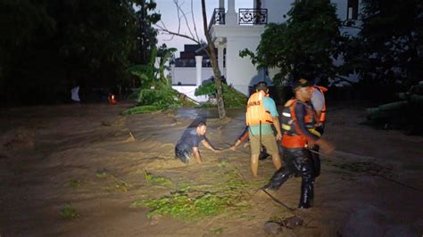 Foto Banjir Bandang Terjang Kompleks Perumahan Di Semarang Orang