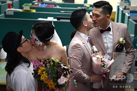 同性婚合法化の台湾、同性カップルが次々と婚姻届を提出 写真21枚 国際ニュース：afpbb News