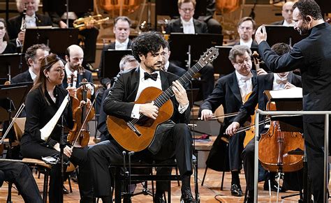 Pablo S Inz Villegas Interpreta El Concierto De Aranjuez En Homenaje A