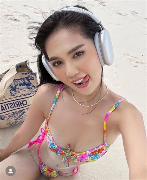 Ngọc Trinh diện bikini táo bạo không ngại tạo dáng khoe trọn đường