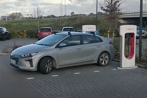 Vid O Il Teste Sa Hyundai Ioniq Sur Un Superchargeur Tesla