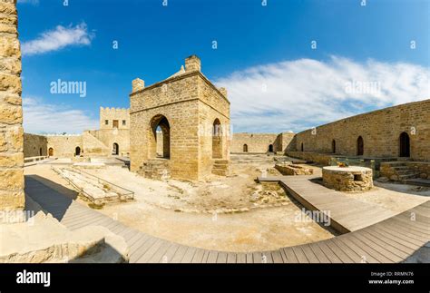 Zoroastrian shrine hi-res stock photography and images - Alamy