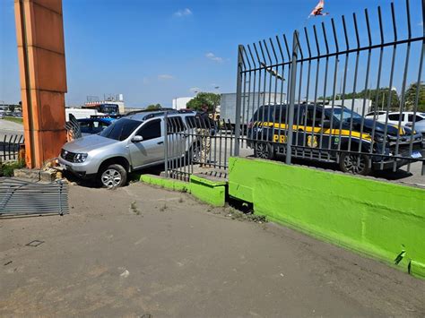 Bandidos Trocam Tiros A Prf Na Dutra Batem Carro Roubado E