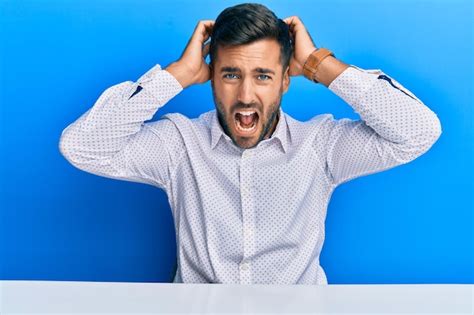 Guapo Hombre Hispano Vestido Con Ropa De Negocios Sentado En La Mesa