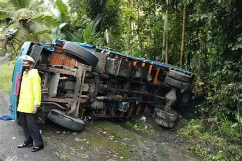 Truk Fuso Terguling Di Jalur Tengkorak Denpost