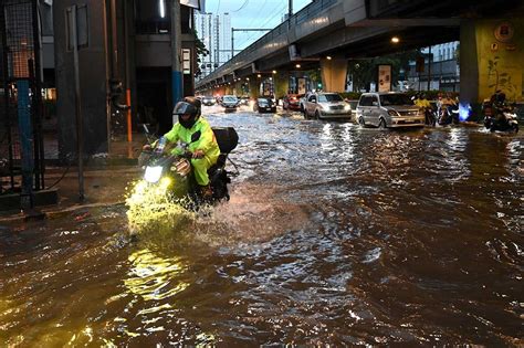 La Tormenta Tropical Nalgae Arremete Contra Filipinas Y Deja Al Menos