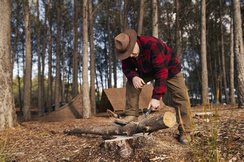 Buschmann Beim Schneiden Von Baumst Mmen Mit Der Hands Ge Im Wald