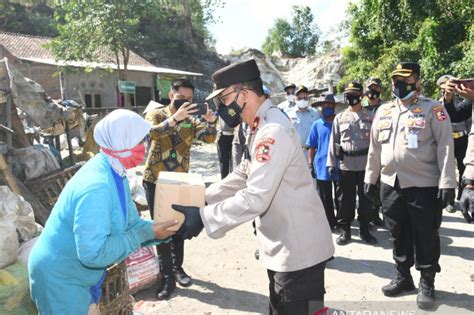 Korlantas Bagikan Sembako Kepada Pemulung Terdampak Ppkm Di Bantul