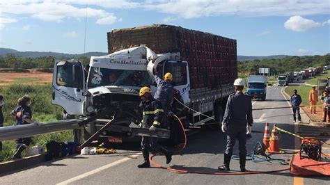 Acidente envolvendo dois caminhões deixa um motorista ferido na BR 135