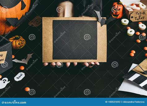 Las Manos Que Llevan A Cabo Halloween Cardan Hecho Del Papel Del Arte