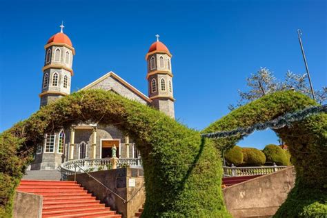 Igreja Cat Lica Um Parque Em Zarcero Costa Rica Foto Premium