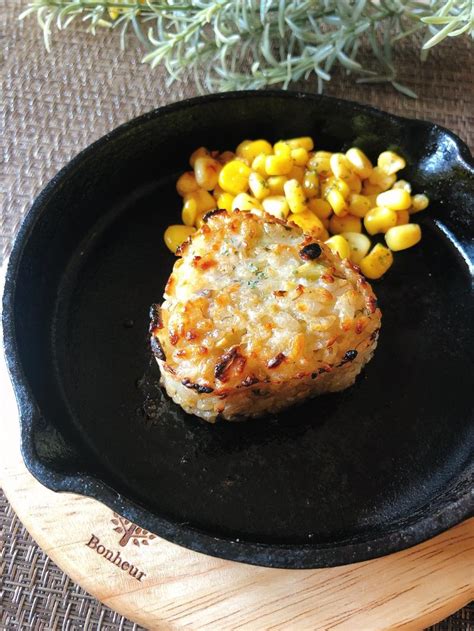 レシピ「枝豆昆布のバター焼きおにぎり」枝豆昆布のおにぎりを焼いてバターとだし醤油で味つけました。バターのコクとだし醤油との組み合わせが香ばしい