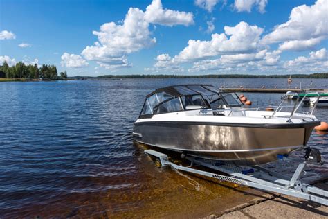 Boating 101 Boat Launch Safety And Etiquette Us Harbors