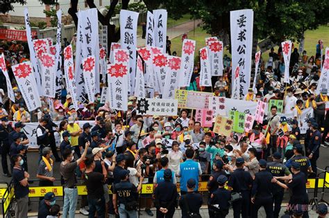 觀傳媒 中彰投新聞 影／抗議公墓增設禮儀廳 員林市民撒冥紙跪求撤案孝女白琴也上陣