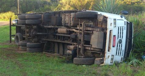 G Motorista Fica Ferido Ap S Caminh O Carregado Ovos Tombar