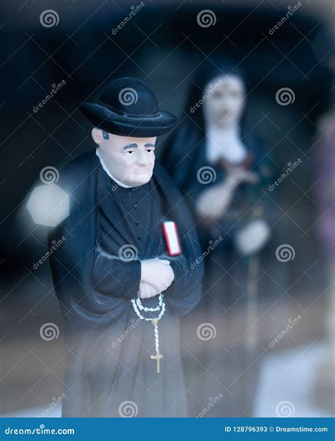 Figura Do Padre E Da Freira Imagem De Stock Imagem De Igreja Chap U