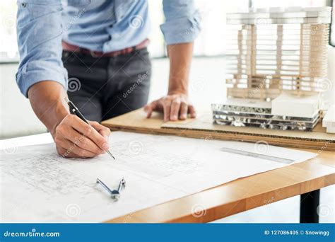 Person S Ingenieur Hand Drawing Plan Auf Blaupause Mit Architekten