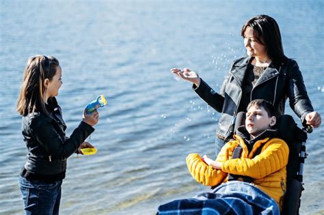 Heureuse Famille Mère Fille Et Fils Atteints De Paralysie Cérébrale