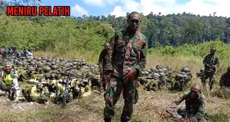 Di Tengah Latihan Perang Aksi Kocak Prajurit Tni Asal Papua Bikin