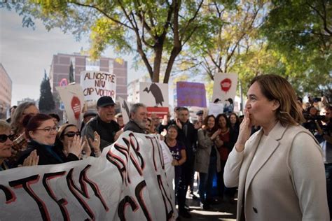 Colau Sale De La Ciutat De La Just Cia Arropada Por Unas Personas