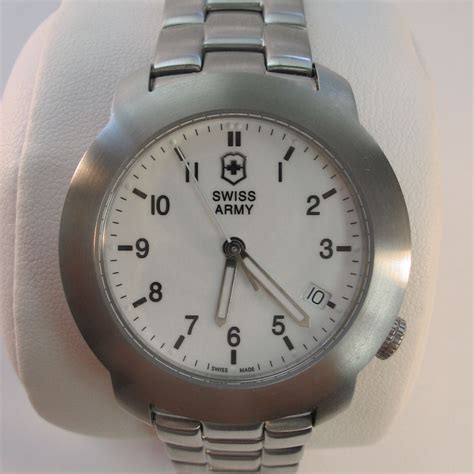 Victorinox Swiss Army 24903 V7 00 Basic White Bracelet Watch Hunter Watch Reviews