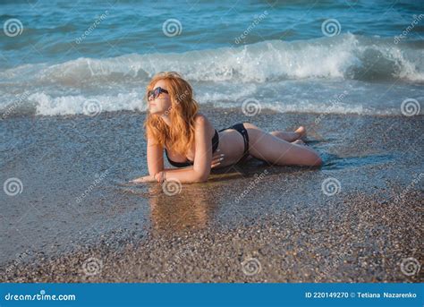Europese Vrouw Op Het Strand Stock Foto Image Of Glamour Bikini 220149270